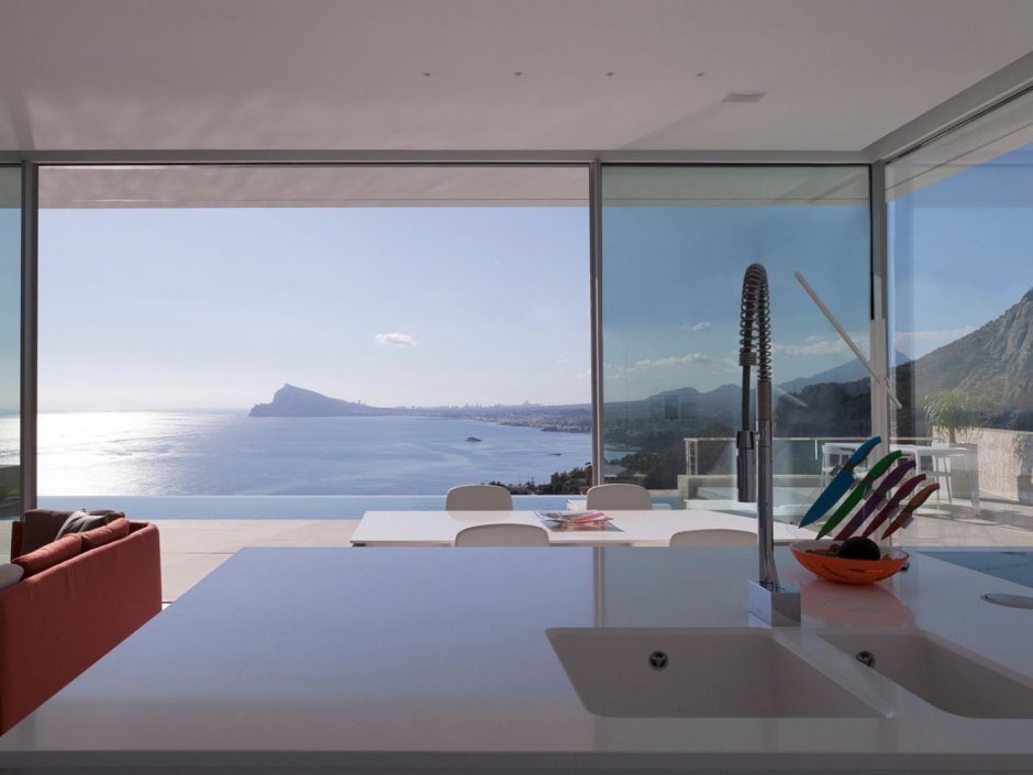 Красивый офис с видом на море