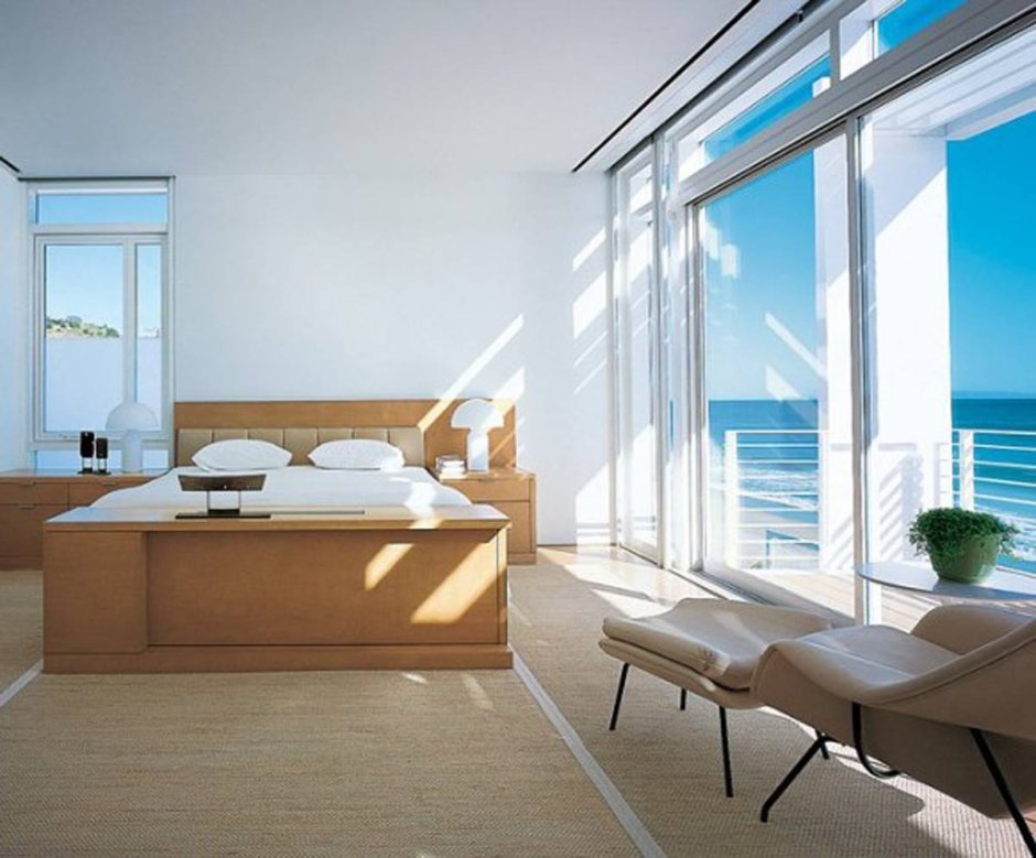 Современная комната с видом на море