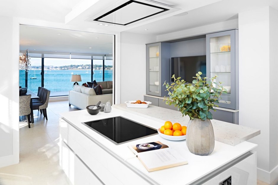 Кухня с панорамными окнами с видом на море
