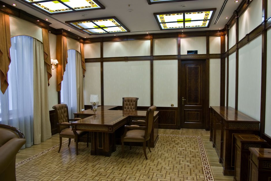 Современный кабинет руководителя потолок