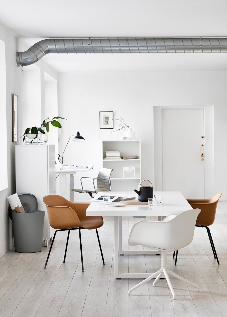 Офис в скандинавском стиле с мебелью
