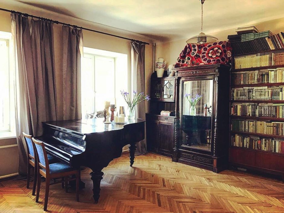 Гостиная библиотека с пианино