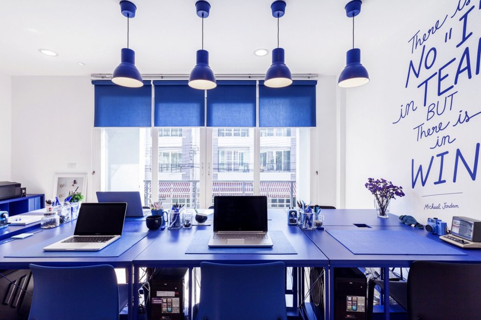 Интерьер офиса синий цвет