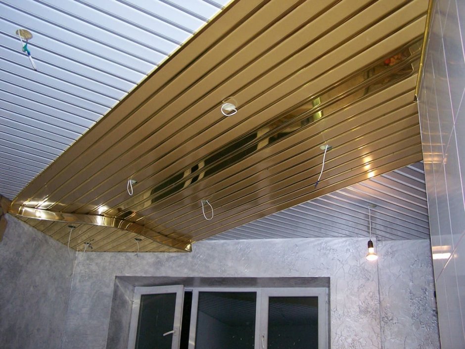 Алюминиевый реечный потолок на кухне