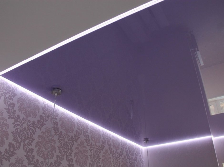 Потолок с подсветкой в спальне