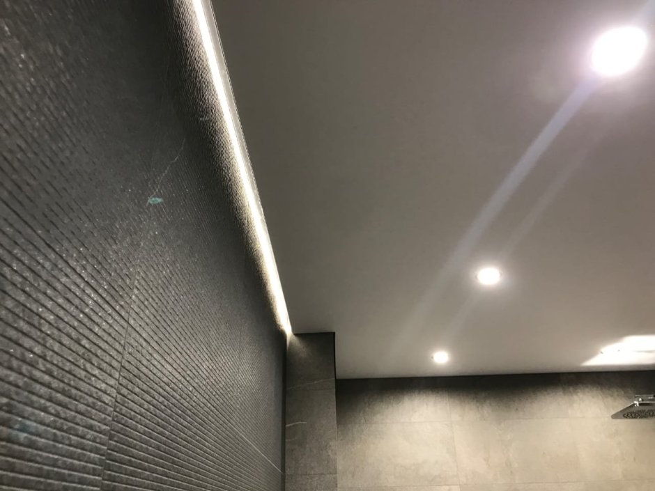 Черный натяжной потолок в интерьере фото гостиная