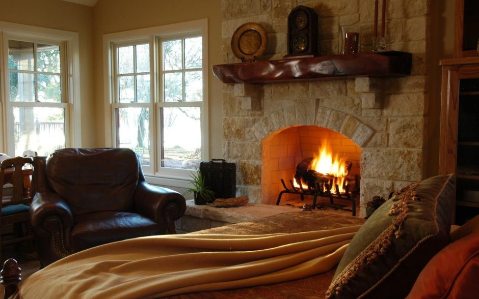 Уютная комната с камином зимой