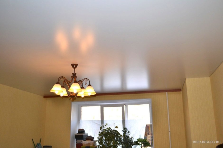 Натяжной потолок на кухню белый глянец