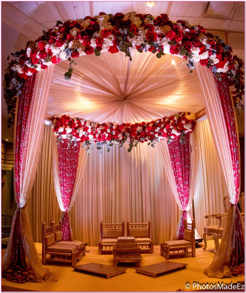Скромное украшение свадебного зала