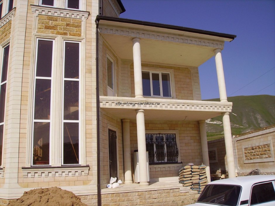 Отделка дагестанским камнем с балконом дом