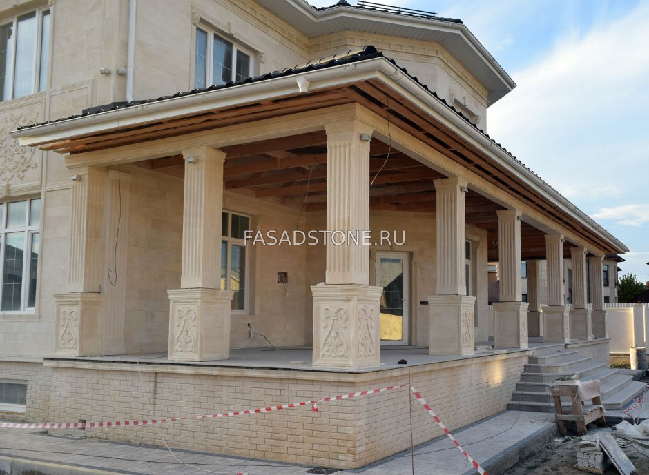 Дагестанский дом с колоннами