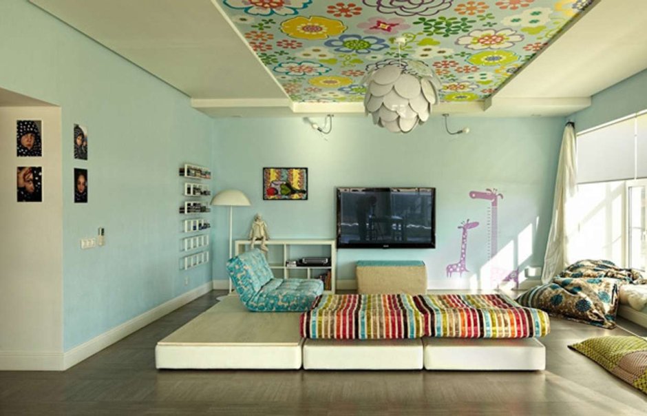 Современный интерьер квартиры цветной потолок