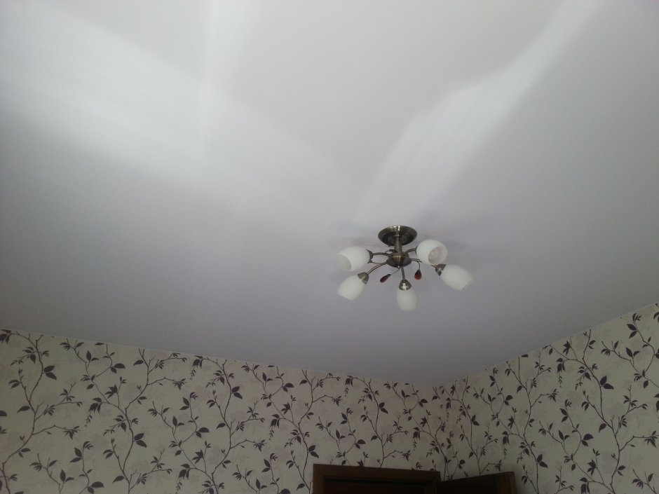 Матовый потолок натяжной белый с люстрой