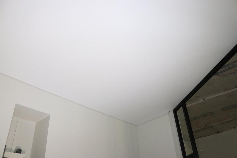 Тканевый натяжной потолок белый