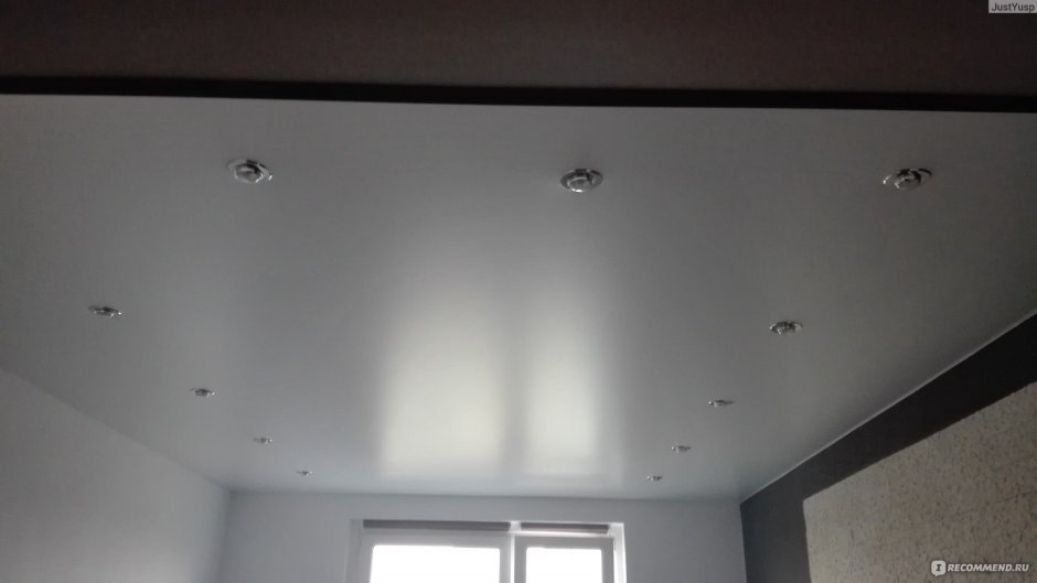 Сатиновый потолок со светильниками
