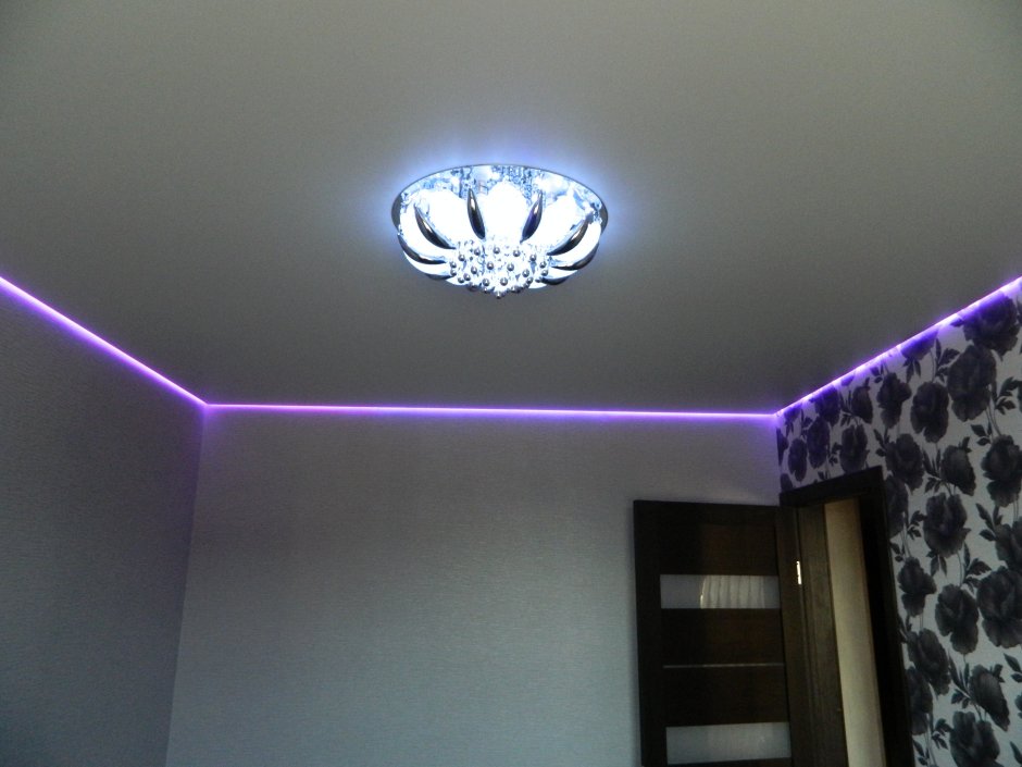 Двухуровневые натяжные потолки с подсветкой в спальню