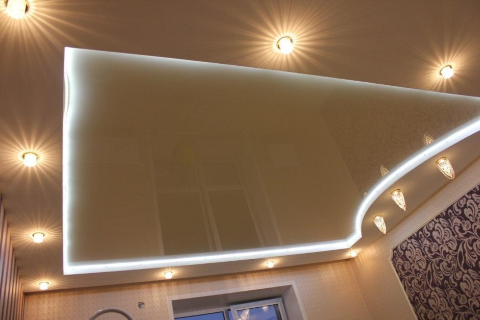 Потолок с подсветкой в спальне