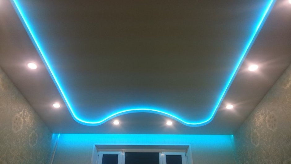 Двухуровневые потолки с галогеновой подсветкой