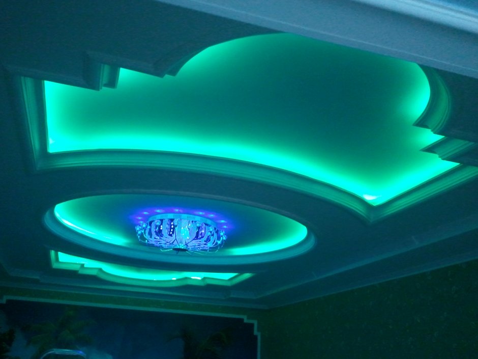 Фигурные потолки с подсветкой