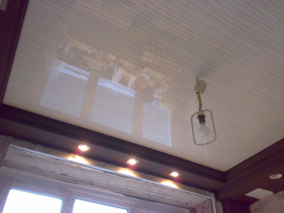 Подвесной потолок на кухне из панелей ПВХ
