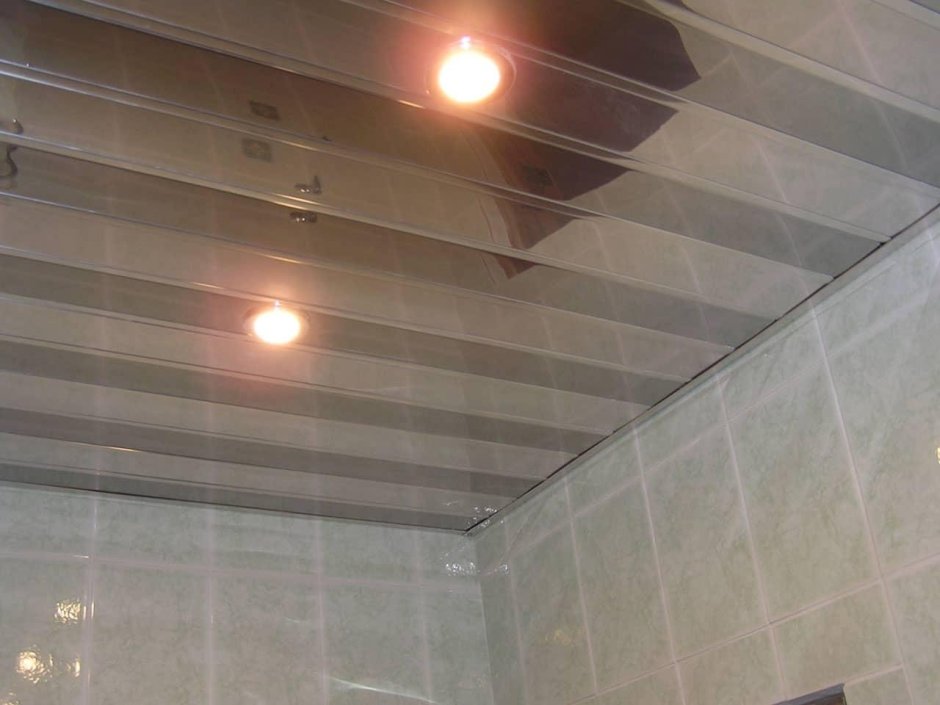Подвесной потолок из пластиковых панелей в ванной