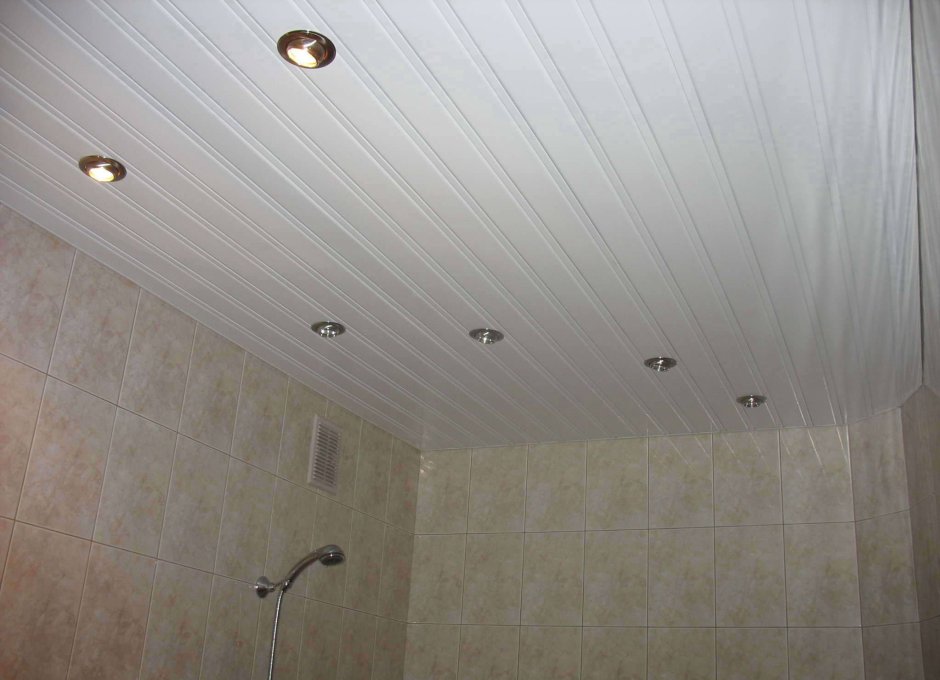 Реечный алюминиевый потолок в ванной комнате