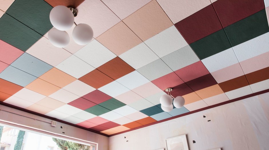 Разноцветный потолок