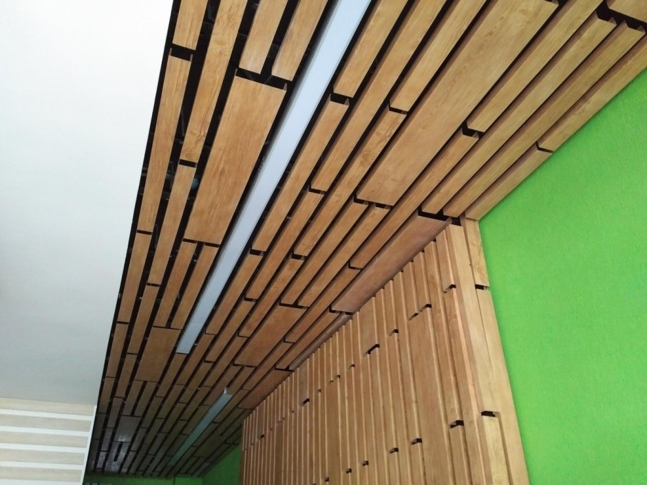Кубообразный реечный потолок в офисе
