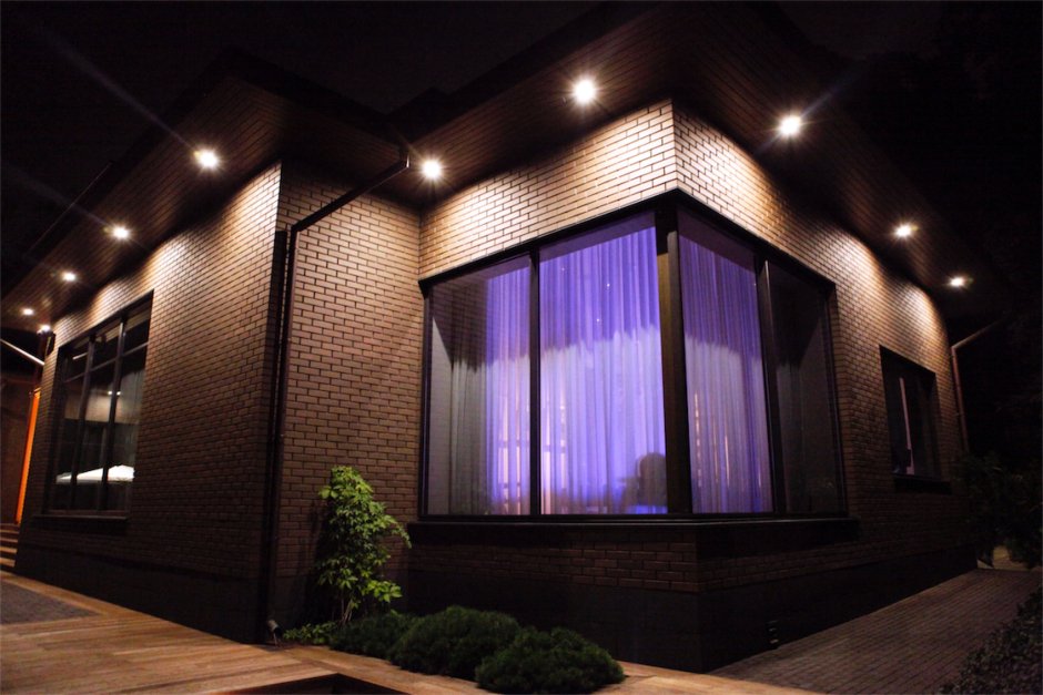Светильники для подсветки фасада здания
