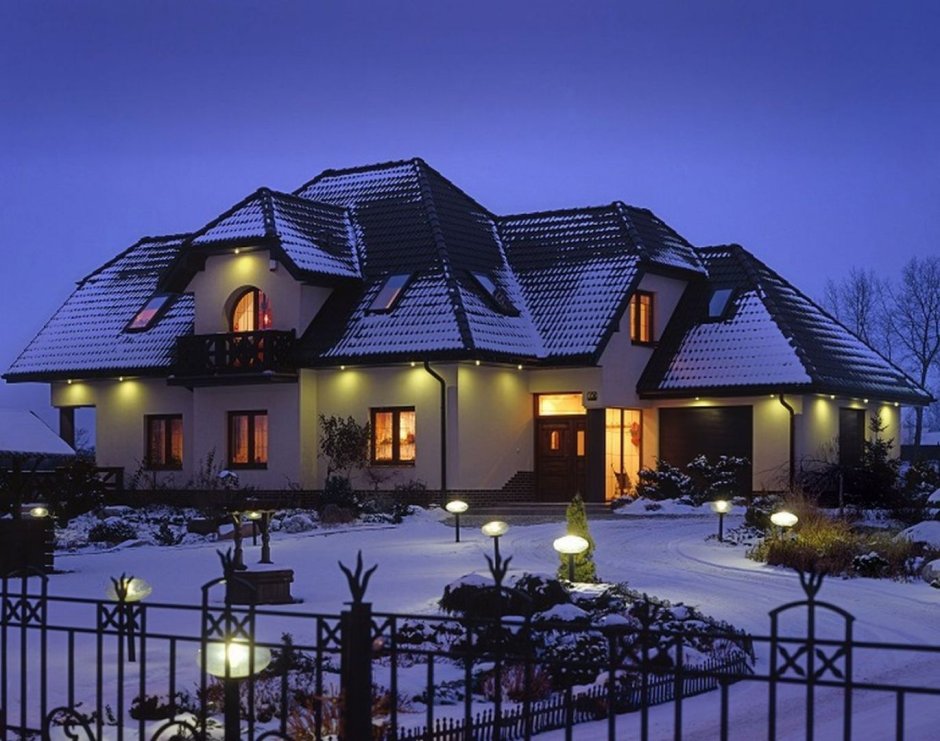 Зимняя подсветка крыши дома