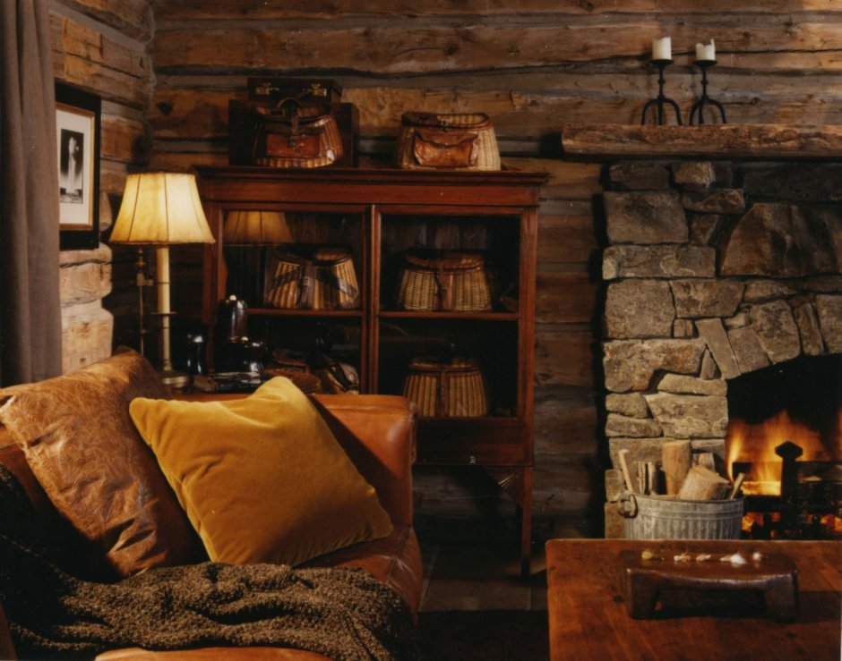 Уютная комната вечером с камином