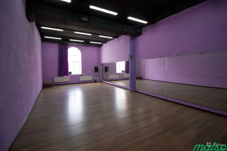Пустой танцевальный зал