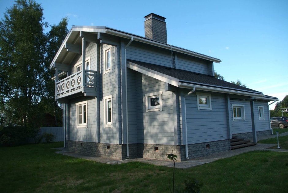 Серый деревянный дом в скандинавском стиле