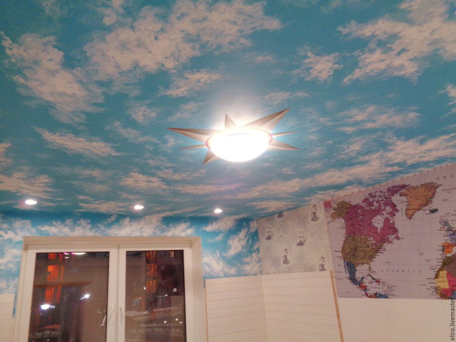 Натяжной потолок небо с лампами