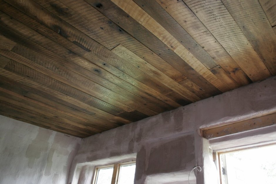 Потолок из обрезной доски