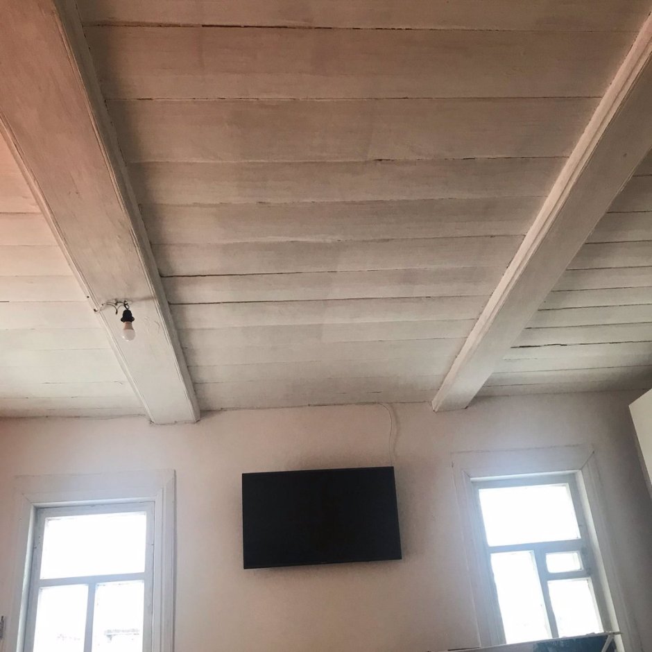 Потолок с матицей в деревянном доме