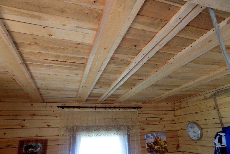 Зашивка потолка в деревянном доме
