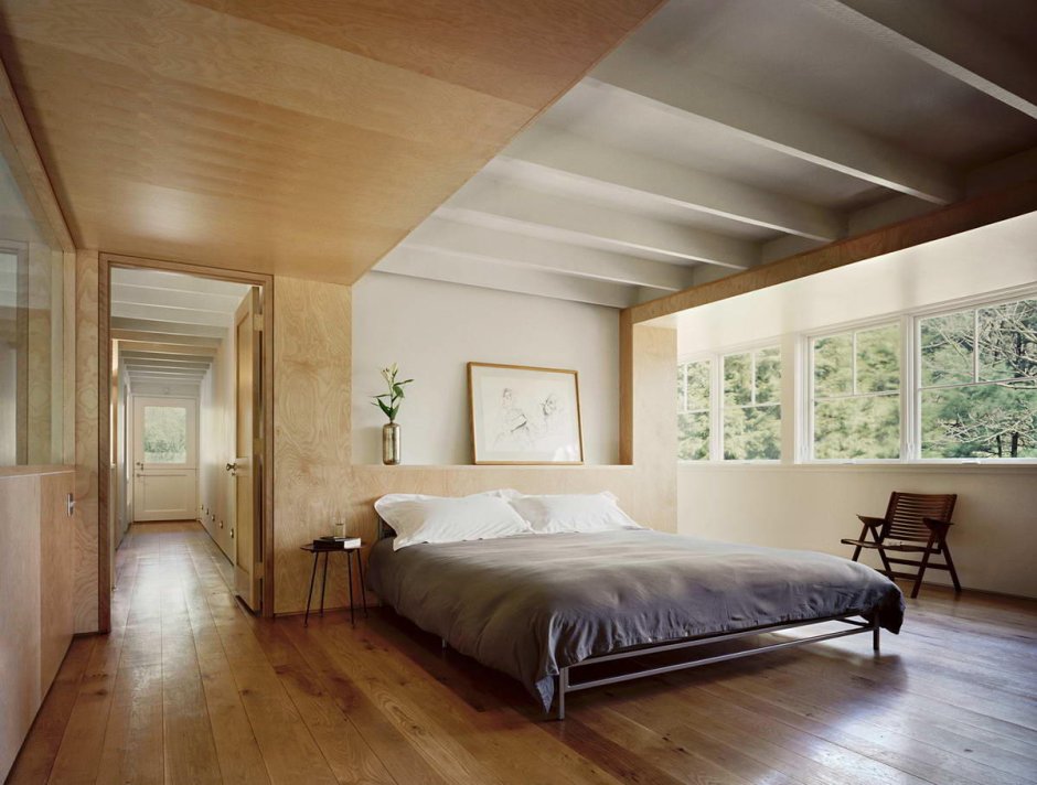 Деревянный потолок в интерьере спальни