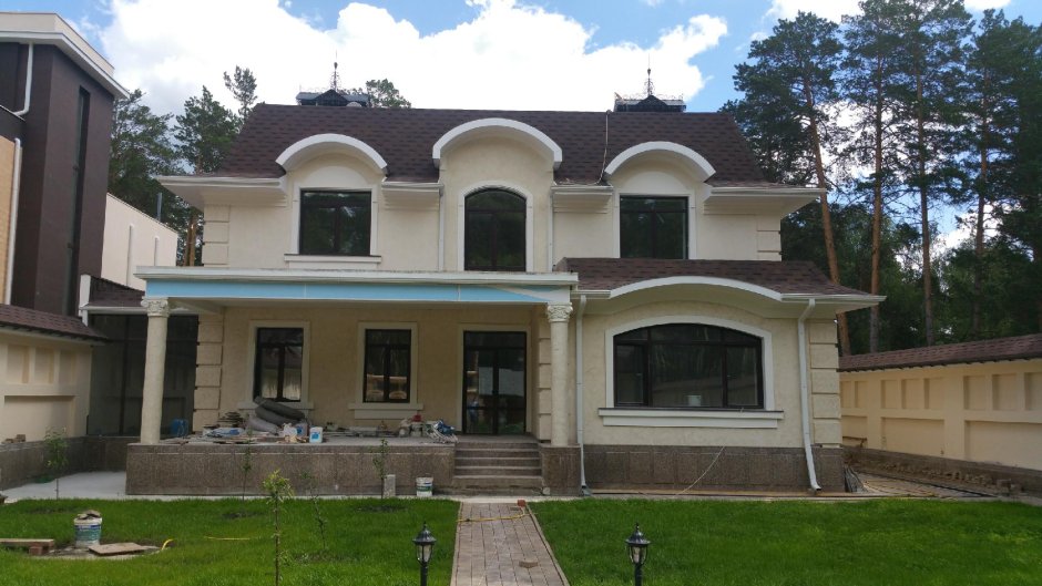 Короед и камень на фасаде