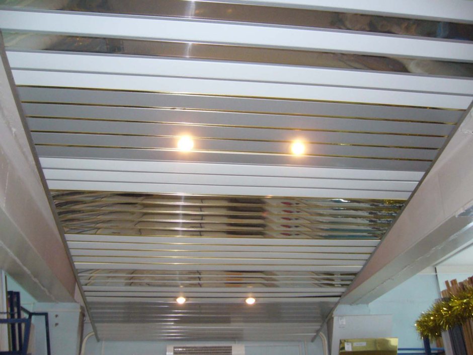 Пластиковый реечный потолок на кухне
