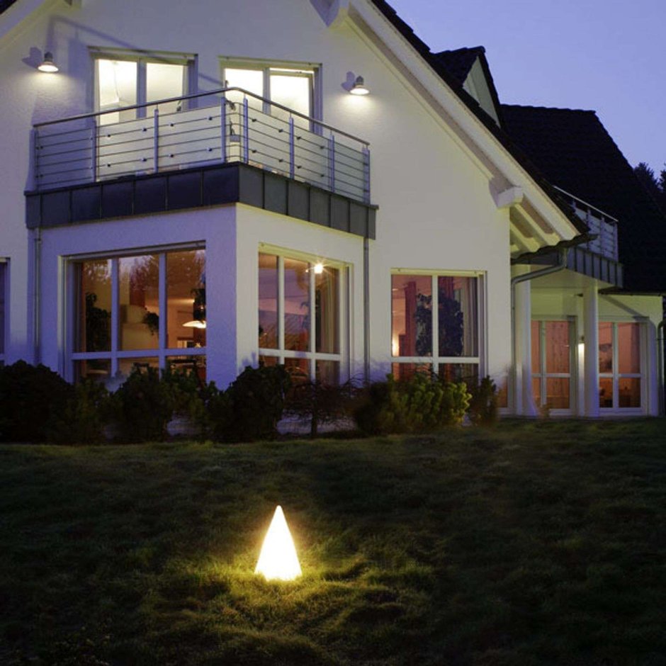 Фасадная подсветка загородного дома в стиле Модерн