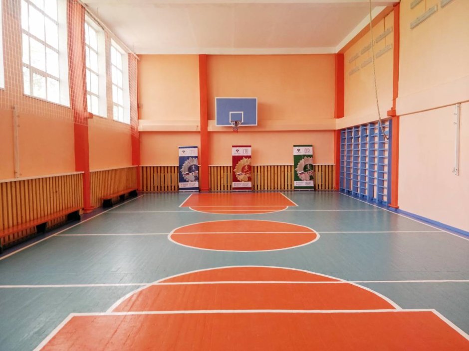 Школьный спортзал