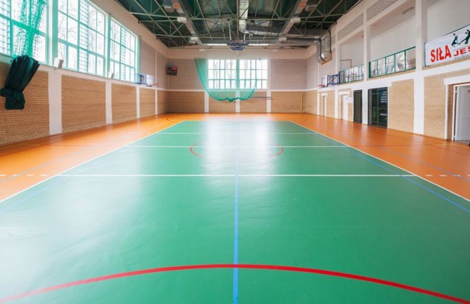Спортивные залы с зеленым полом