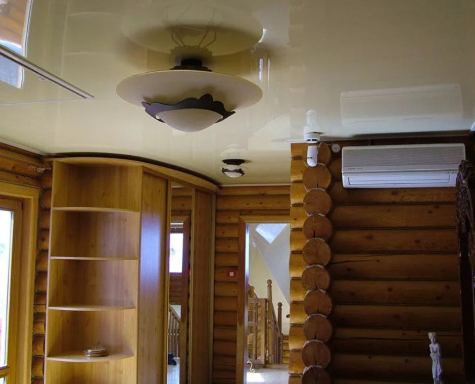 Нежные потолки в деревянном доме