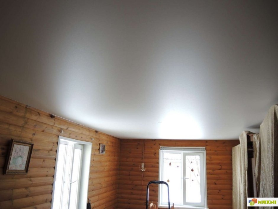 Белый потолок в деревянном доме
