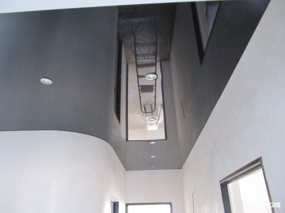 Серый натяжной потолок в коридоре