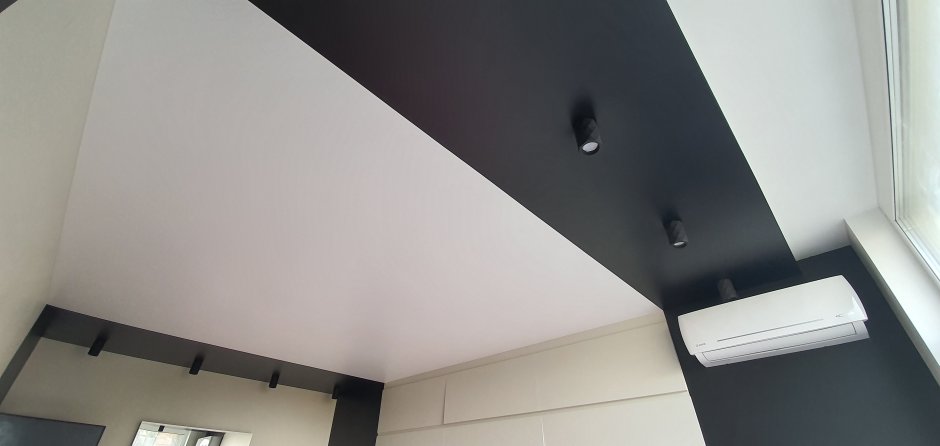 Серый глянцевый натяжной потолок в спальне