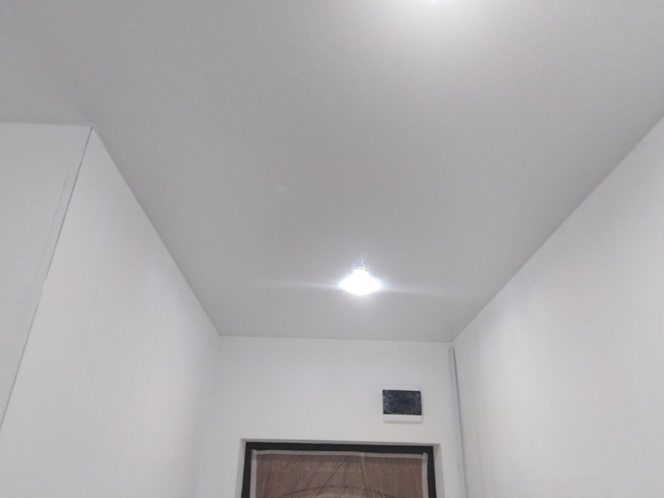 Серый глянцевый натяжной потолок