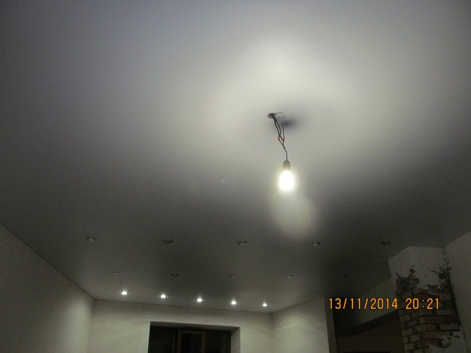 Парящий потолок в гостиной