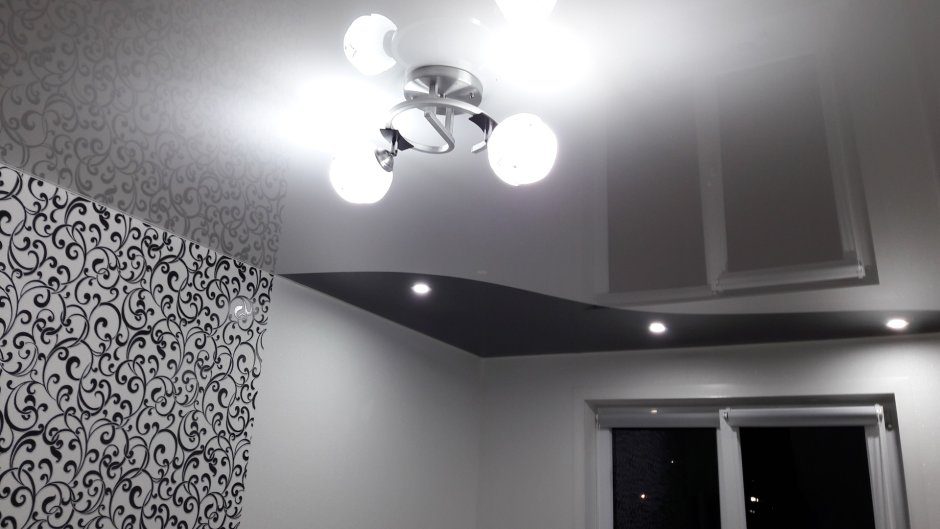 Черный глянцевый натяжной потолок с подсветкой